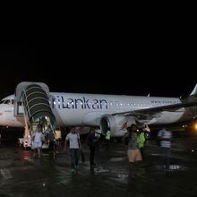 イブラヒム・ナシル国際空港（マレ）に到着