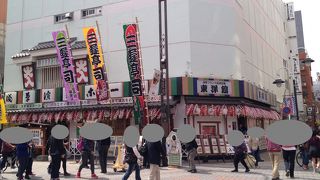 ドンキホーテの前にある演芸場