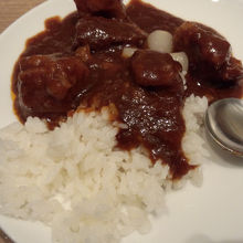 やはりカレーは外せず、、