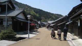 飛騨高山や埼玉県の川越程の派手さはありませんが、古い町に良く似合う情緒豊かな売店が並びます。