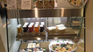 渋谷で電車に乗る前に食品を買う場所。