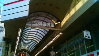 河原町までは車道、そこから西は商店街