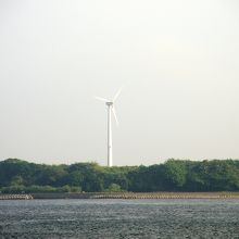 道路側から見た風力発電機と島の様子