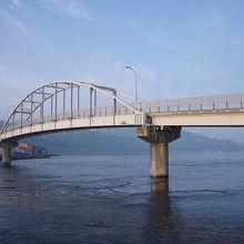 通詞島に架かる大橋の様子