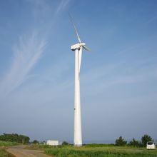 島の中腹に立つもうひとつの発電機の様子。