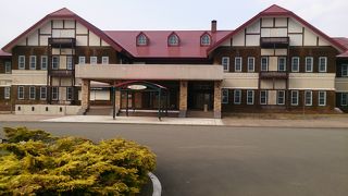 季節の花に囲まれながら食事ができます