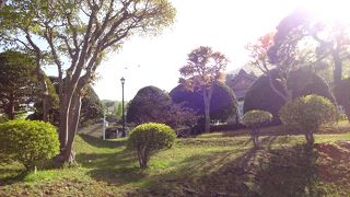 一般開放されているので公園のような気分で立ち寄れる。（夏の閉門時間は午後6時半）