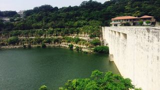 アーチが美しいダム