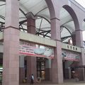 特徴ある外観の駅