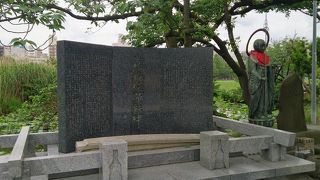 碑文の前に琴のオブジェ