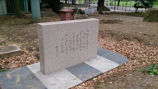 ぽつんとある白い石でできた歌碑