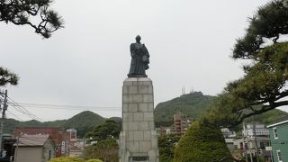 函館港を見据える蝦夷開発の功労者