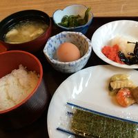 手作り和食付き。焼き魚と中華の炒め物、五目豆の煮込みもあり。