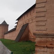 砦のような城壁で囲まれた修道院