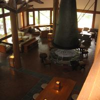 ティーラウンジ「アゼリア」をロビーから眺める。