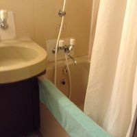 少し狭く感じますが、バスタブは深めです。