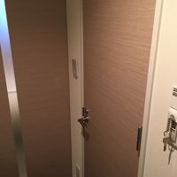 客室とバスルーム用の扉