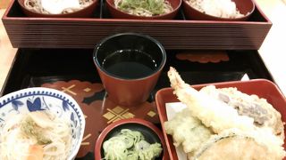 お土産屋さんとレストラン