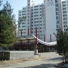 住宅地の公園中にメインエントランスが有ります。