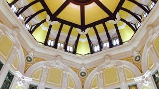 改札前の天井ドームが素敵