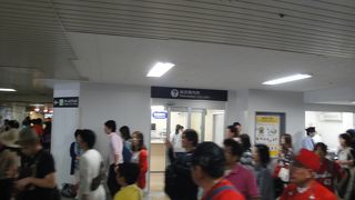 改札口のところにあります。