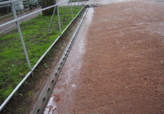 水道管のようなものから水が出ている