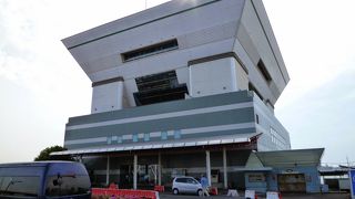 変わった形の建物ですが・・・