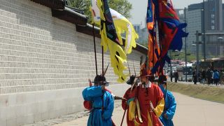 観光客でにぎわっています