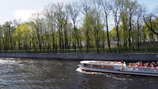 運河などに囲まれた庭園