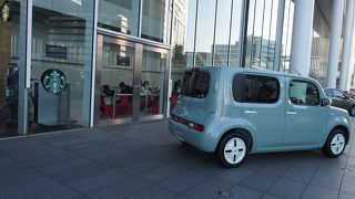 車を見ながらコーヒータイム