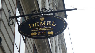 ウェイトレスの制服がかわいい