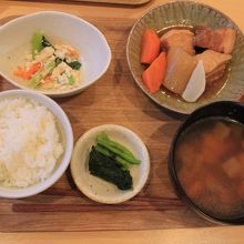 ご飯がおいしい食事です