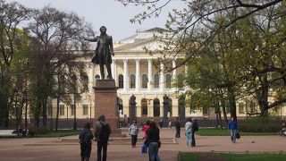 プーシキンの銅像があり