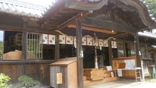 日本のエーゲ海の高台に建つ神社