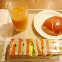 サンドイッチ・クリームパン・オレンジジュース