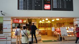 大阪名物の蓬莱の豚まんが店内でも食べられる！