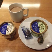 馬車道のアイス。抹茶はあっさり。バニラはコクがありまろやか。