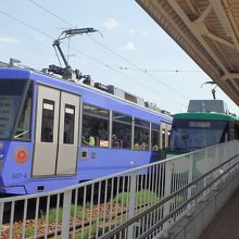 両方向の電車が同時に停車