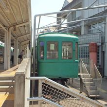 駅の西隣に展示されている「玉電」