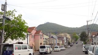 静かな通りでした。