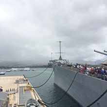 船首の先にはアリゾナメモリアル