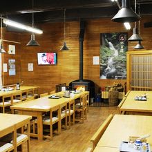 薪ストーブがある食堂