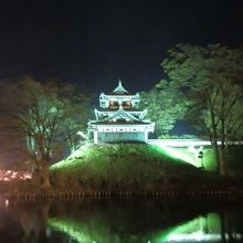 本丸南西隅の土塁上に建つ三重櫓。