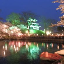 内堀に浮かぶ三重櫓。