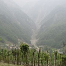 パンダにも見えているはず、周囲の深い山々