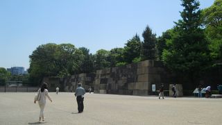 ぽつんと石碑が残る