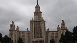 大学の建物周囲も公園のようになっている