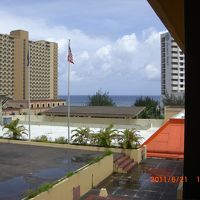 部屋から海を撮影