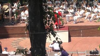 中庭があるのが特徴なビル