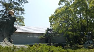 松の参道のさきにあります